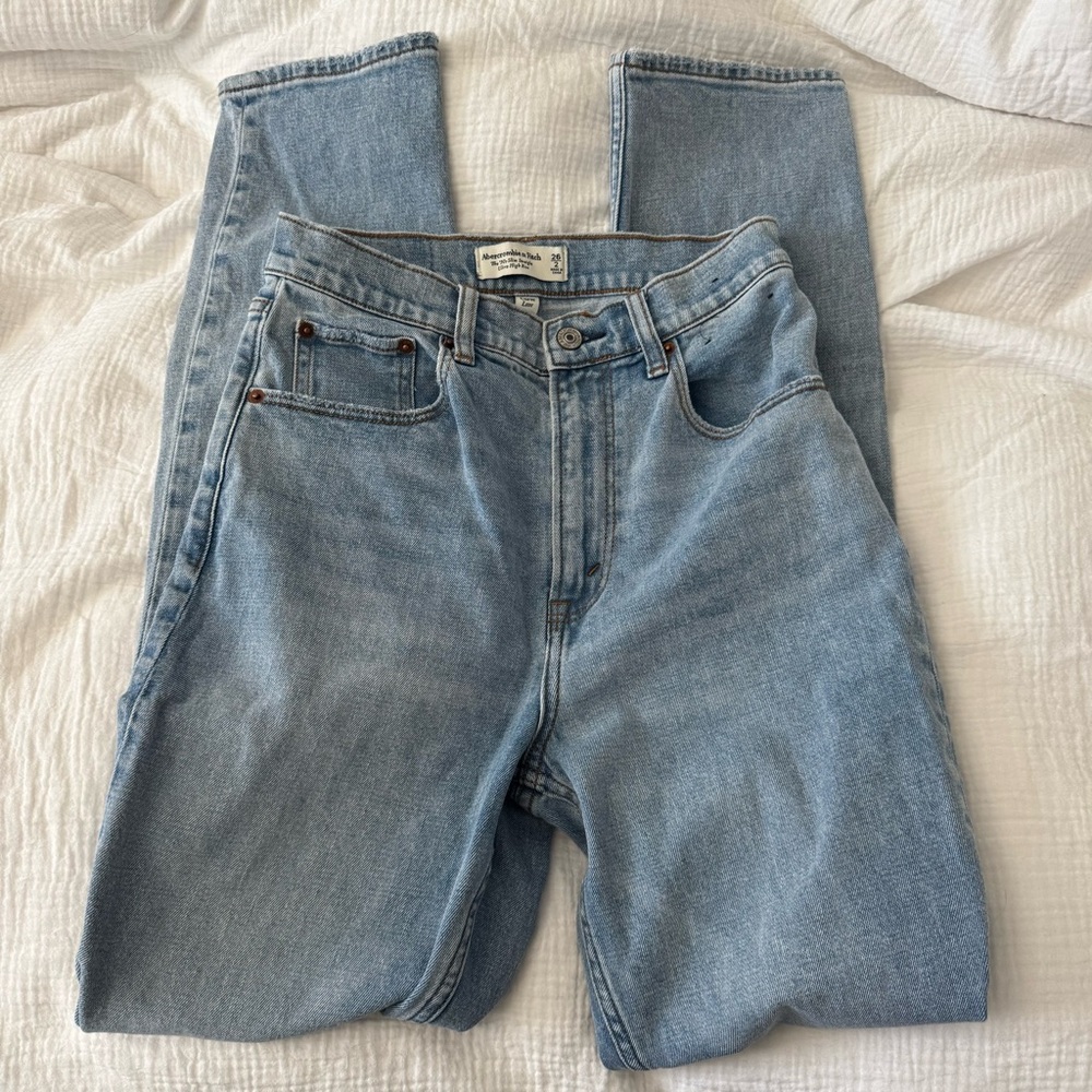 Abercrombie & Fitch Light Wash The 90’s Slim Straight Ultra HighRise Jeans